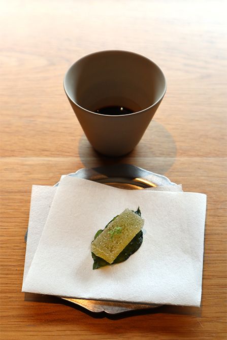 ネルドリップにより10～15分かけ、83gの粉から約15gのコーヒーを抽出するSHORT CUP。パイナップルとライムが香るパート・ド・フリュイとともに。