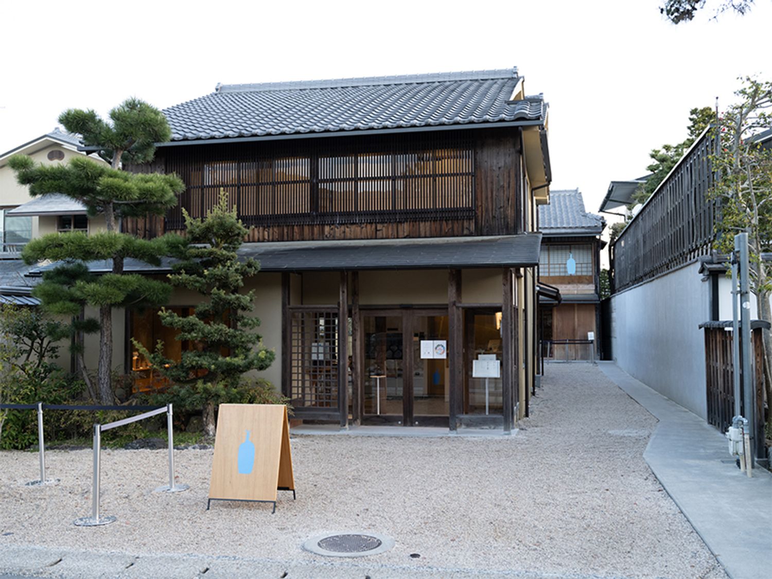南禅寺参道に面した京都カフェ。奥が本館で、手前がはなれ。はなれの2階にスタジオがある。