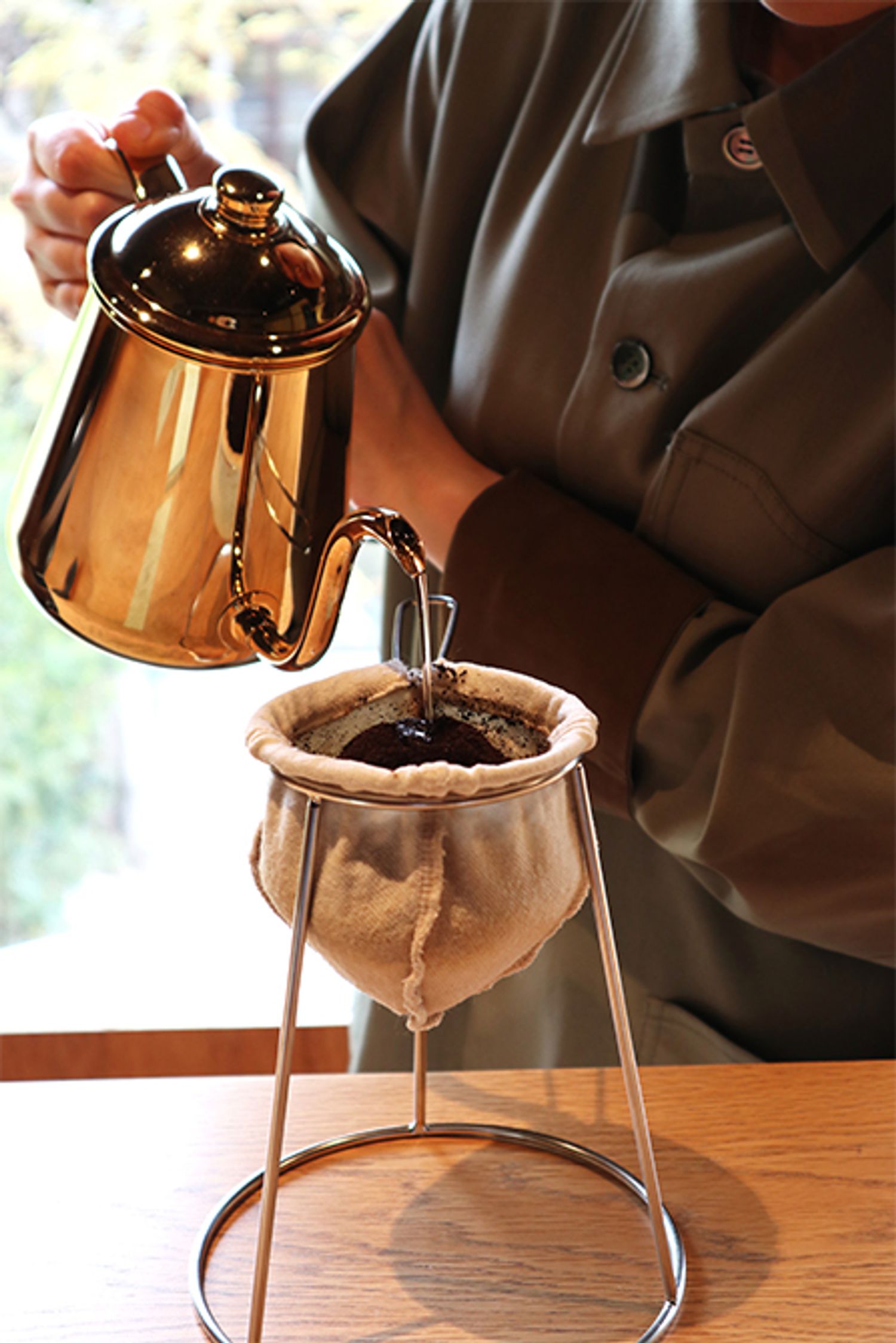 ネルドリップにより10～15分かけ、たっぷりの粉から少量のコーヒーを抽出するSHORT CUP。