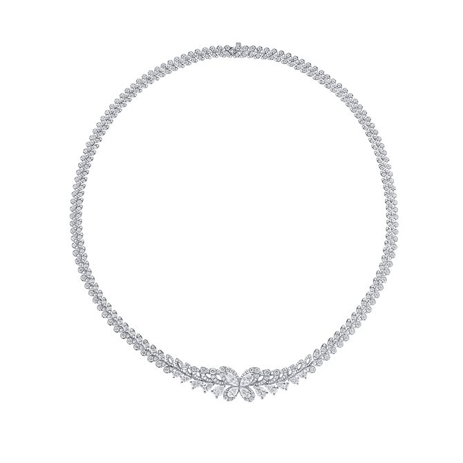 バタフライをセンターにセットしたネックレス。バタフライのアウトラインをパヴェダイヤモンドが縁取り、優美なグラデーションと共に、幻想的な輝きを放つ　1890万5000円(税込)