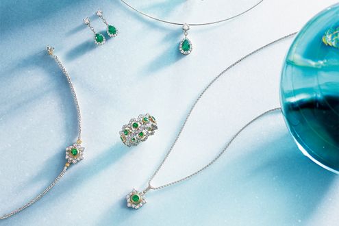 色石のジュエリーを主役に　静寂と艶やかさを併せ持つグリーンの魔法