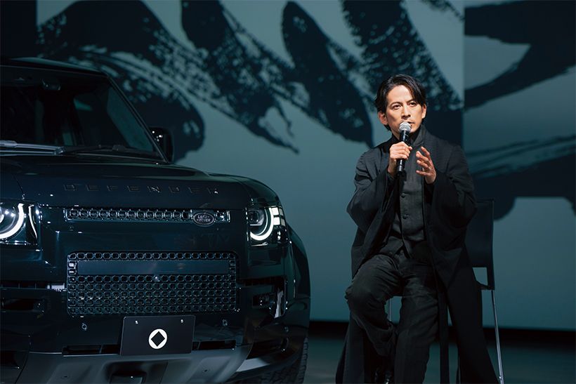 ブランドアンバサダーに就任した岡田准一さん。DEFFENDERを「時にタフで、時にラグジュアリー」と語った