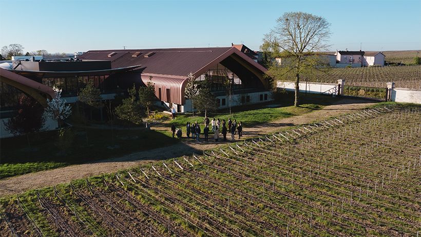 クロ・ダンボネの畑の前に位置する新醸造施設、ジョセフ ワイナリー（Joseph Winery）。約300区画の個性を保持するため、樽とタンクを併用した分割醸造が行われている。