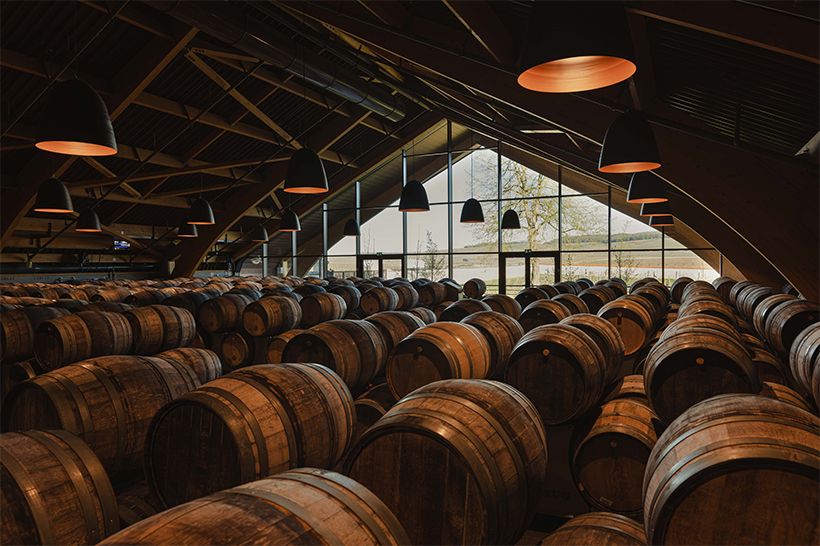 「ジョセフ ワイナリー」に並ぶ樽。約4,300の樽が用いられ、ベースワインは発酵のため約3ヶ月間このカーヴで管理される。樽を動かさない設計やロボットによる洗浄などにより作業負担が軽減され、女性を含むすべてのスタッフが働きやすい環境が整えられている。