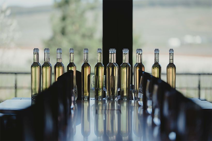 アッサンブラージュ前のベースワインとリザーヴワイン。区画や収穫年ごとの個性を比較しながら、最終ブレンドの判断が行われる。