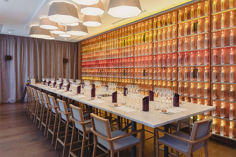 クリュッグのテイスティングルーム。ベースワインやリザーヴワインの多様な要素を比較しながら、アッサンブラージュの判断が行われる。