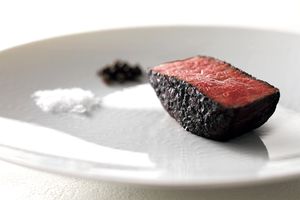ホテルニューオータニの「ベッラ・ヴィスタ」　1周年でさらなる進化へ　炭と薪が織りなす“縄文グリル”