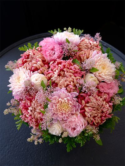 濃淡ピンクの大輪マムにセアノサスを合わせ、恩師の先生への贈り花に。ボリューム感のあるマムの間に繊細なセアノサスが加わると、アレンジに立体感が出ます。マムは‘セイ マノアサーモン’と‘エファピンク’。ほかにリシアンサス‘セレブピンクミミ’、ローズゼラニウムを合わせました。