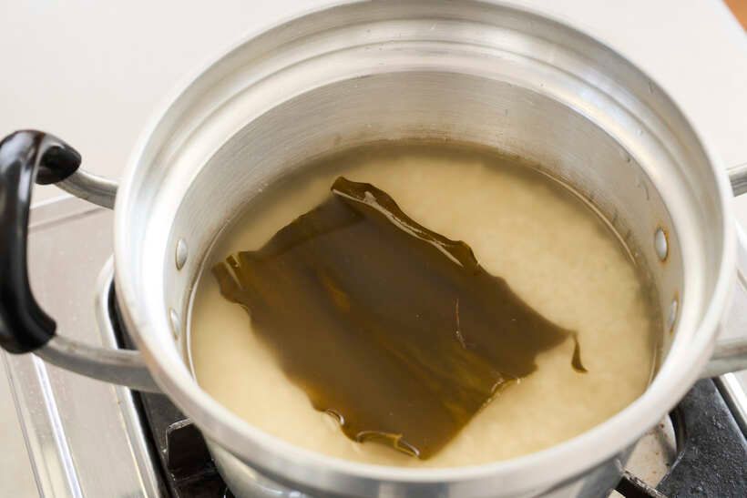 煮汁が足りないときは水を足す。水の量は新米か古米、また鍋の材質や形状、炊きあがりの好みによって300～350mlで調整する。
