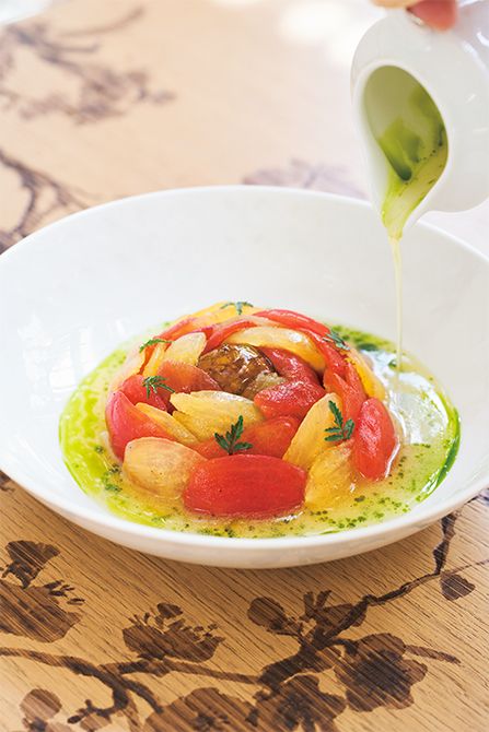 ひまわりを模したトマトのサラダ「ラ フルール ド トマト」3500円。