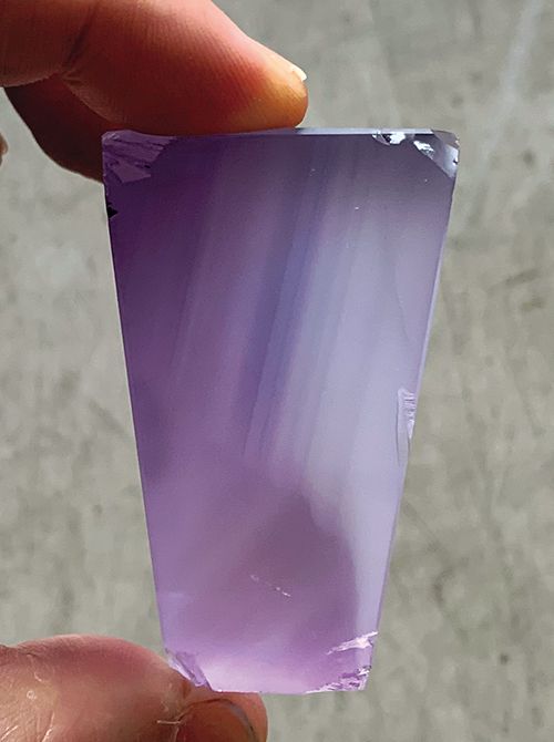 原石の傷を取り除いて研磨した状態。この後、手作業でグラスの形に削り出される。