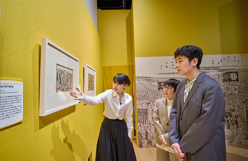 学芸員の方の解説を聞きながら展示作品を鑑賞した勘太郎さんと長三郎さん。