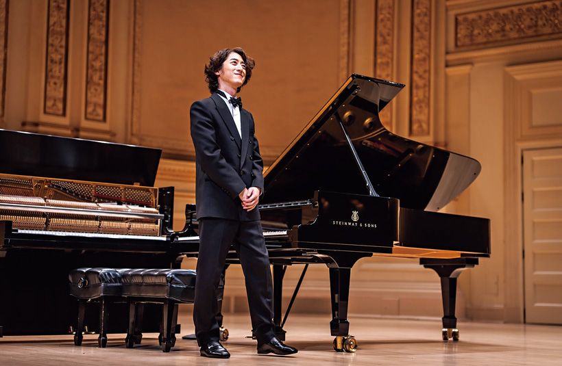 自身の活動の集大成だったというカーネギーホールでの公演でも、曲によってアップライトピアノとグランドピアノを弾き分けるスタイルに喝采が湧いた。