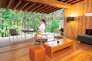 木の温もりに包まれてくつろぐ大人の休日「那須 無垢の音」。バレエダンサー 柄本 弾も感激