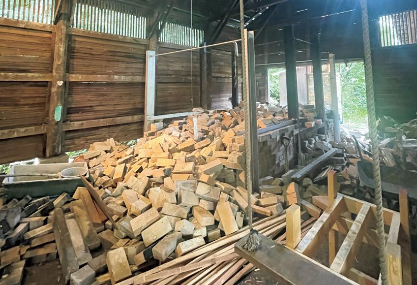 写真1枚目、2枚目・珠洲焼の陶芸家、篠原 敬さんの窯の前で。「崩れたものを壊し掃除をして何もない状態にする。レンガについたモルタルをすべて剥がし、レンガを一個一個積み重ねるのは繊細でとても難しい作業でした」。