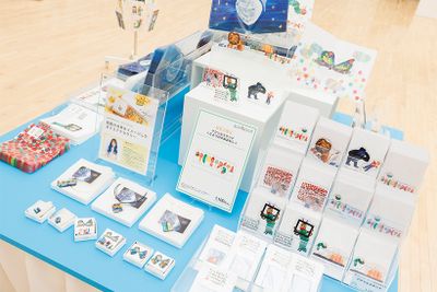 マグネットやクリアファイルなど、オリジナルグッズ多数揃います。