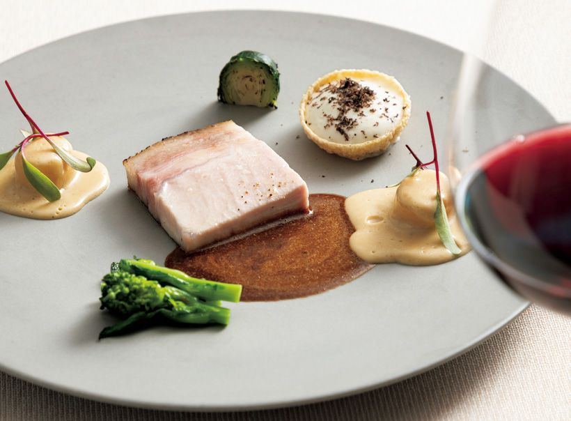 メイン料理はしっとりとした口あたりの「金華豚 軽い赤ワインソース」。