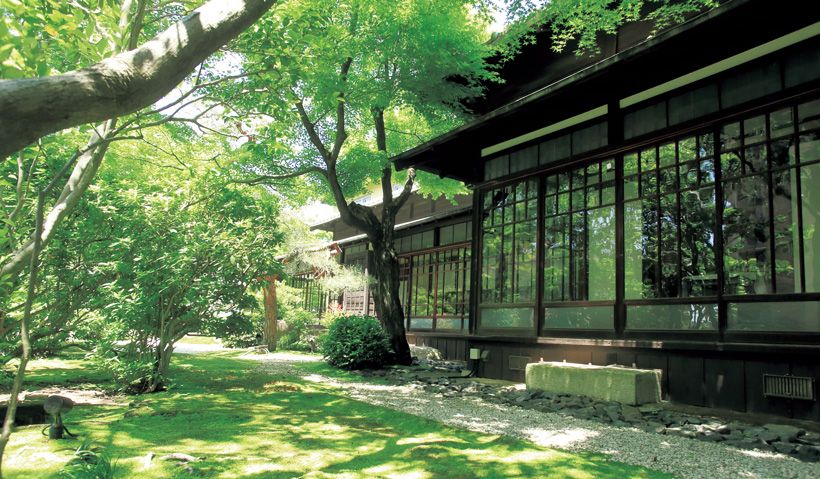 財界人の別荘として建てられた邸宅をレストランに改装。物件を探す中で「この建物との出会いに、稀有なご縁を感じて即決しました」と神倉さん。和館のテーブル席すべてから、新緑の庭を臨める。