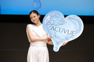 新アンバサダーの今田美桜さんが登壇した「アキュビュー®」記者発表会レポート