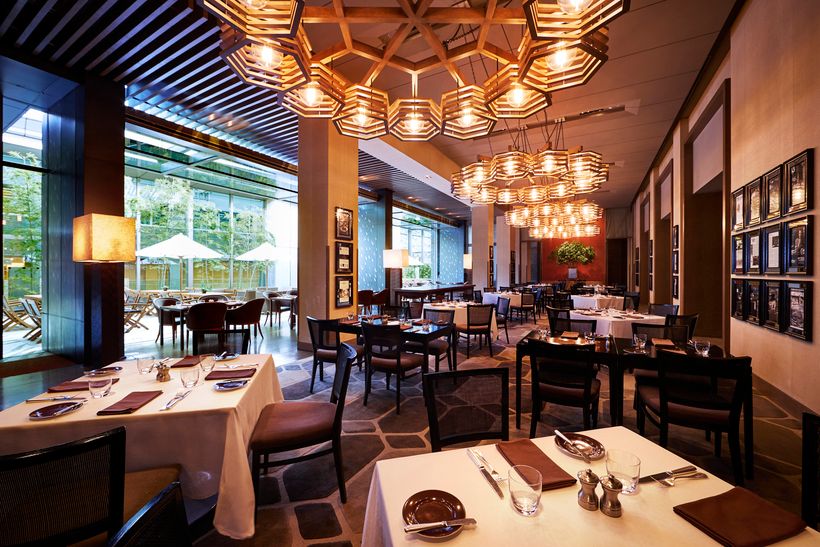 自然光が心地よく差し込む「The Oak Door」の店内。開放感あふれるダイニングに加え、風が心地よいテラス席やクラシカルなバーがそろい、時間帯ごとに異なる表情を楽しめる。