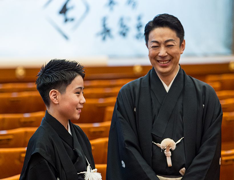 2025年4月29日、襲名披露公演を前に、歌舞伎俳優ら105人が歌舞伎座の舞台上に一堂に会して行われた「古式顔寄せ手打式」を終えての会見で笑顔を見せた八代目菊五郎さんと菊之助さん。©️Naruyasu Nabeshima／KATEIGAHO