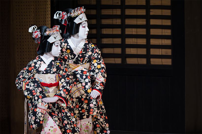 『京鹿子娘道成寺』白拍子花子（左から・尾上菊之助、八代目尾上菊五郎）2025年5月歌舞伎座　©️Naruyasu Nabeshima／KATEIGAHO