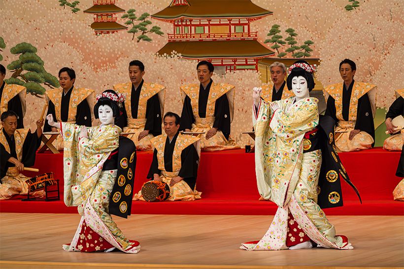 『京鹿子娘道成寺』白拍子花子（左から・尾上菊之助、八代目尾上菊五郎）2025年5月歌舞伎座　©️Naruyasu Nabeshima／KATEIGAHO