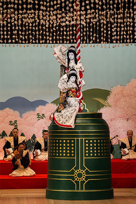 『京鹿子娘道成寺』白拍子花子（左から・尾上菊之助、八代目尾上菊五郎）2025年10月名古屋 御園座　©️Naruyasu Nabeshima／KATEIGAHO