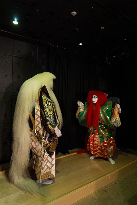 『連獅子』狂言師右近、左近から親獅子の精と仔獅子の精へと姿を変えて花道から出る前の戸屋の中にて。2025年6月歌舞伎座　©️Naruyasu Nabeshima／KATEIGAHO