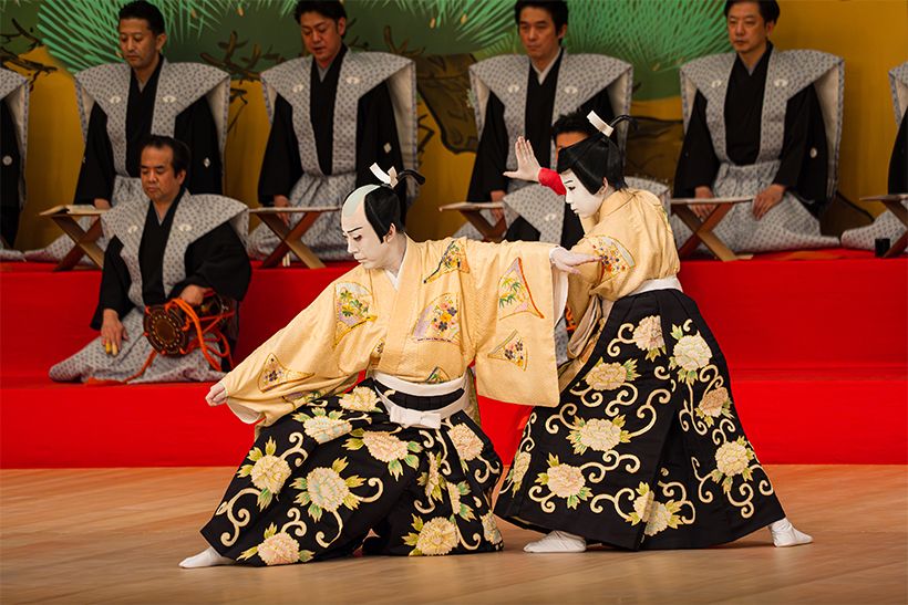 『連獅子』左から・狂言師右近後に親獅子の精（八代目尾上菊五郎）、狂言師左近後に仔獅子の精（尾上菊之助）2025年6月歌舞伎座　©️Naruyasu Nabeshima／KATEIGAHO
