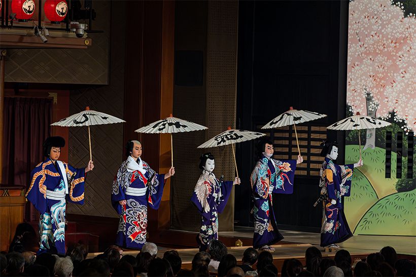 『弁天娘女男白浪 稲瀬川勢揃いの場』左から・日本駄右衛門（市川新之助）。南郷力丸（尾上真秀）、赤星十三郎（中村梅枝）、忠信利平（坂東亀三郎）、弁天小僧菊之助（尾上菊之助）　2025年5月歌舞伎座　©Naruyasu Nabeshima／KATEIGAHO