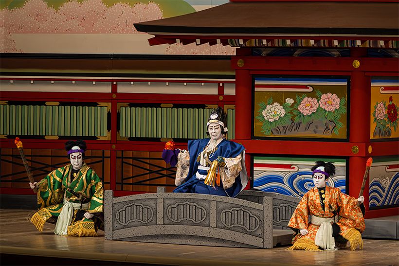 『弁天娘女男白浪 滑川土橋の場』左から・伊皿子七郎（八代目尾上菊五郎）、青砥左衛門藤綱（七代目尾上菊五郎）　千穐楽のみ特別出演した尾上菊之助　2025年5月27日歌舞伎座　©Naruyasu Nabeshima／KATEIGAHO