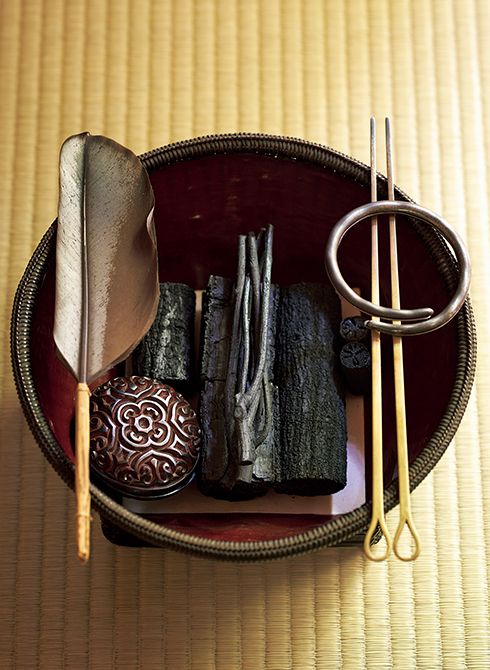 炭取（すみとり）。左から順に、羽箒（はぼうき）、香合、炭、火箸と釜環（かまかん）。羽箒には、羽軸の右側がふくらんだ「右羽（みぎは）」と、左側がふくらんだ「左羽（ひだりば）」があり、ふくらんでいる側を炭取の内側に向けてのせる。そのため、使う羽箒の種類によって炭の配置が変わる。