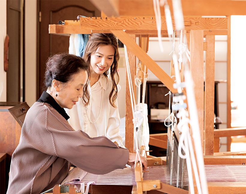 9. 工房を訪ね、機を織る洋子さんの手もとを見つめる村治さん。