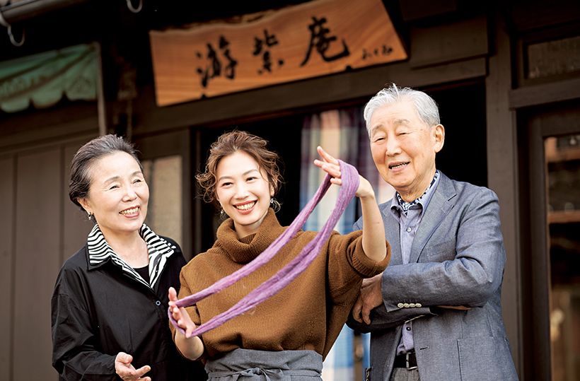村治さんが自分で染めた紫の糸とともに。自然のいのちが生み出す色の力に思いを馳せて。