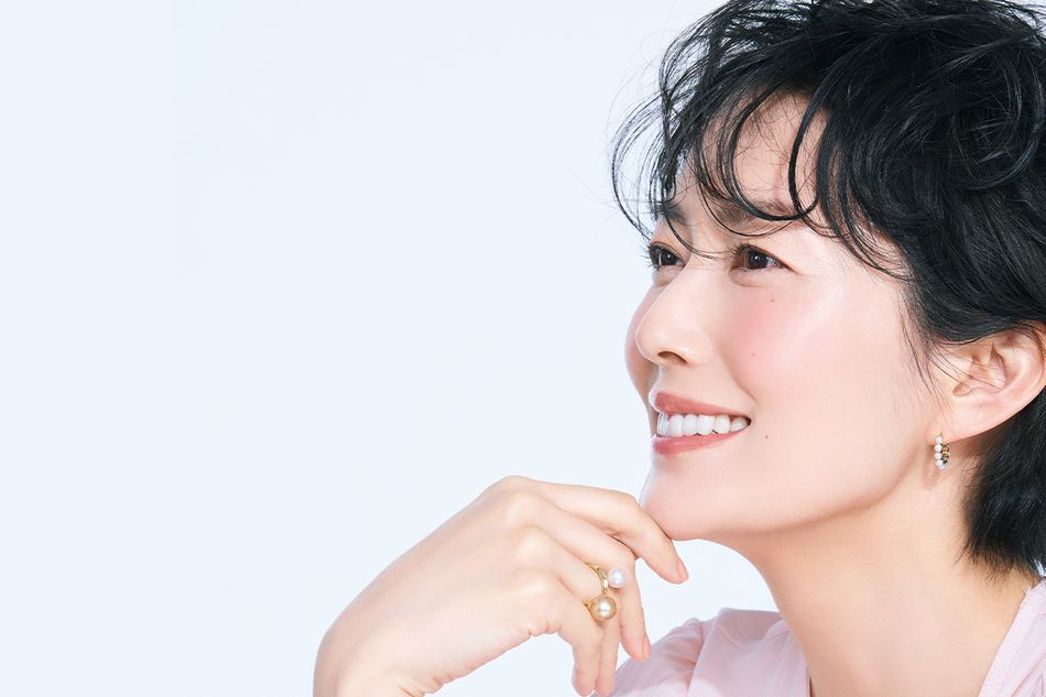 肌の内側からにじみ出るような自然な血色感を演出するチーク使いのコツ