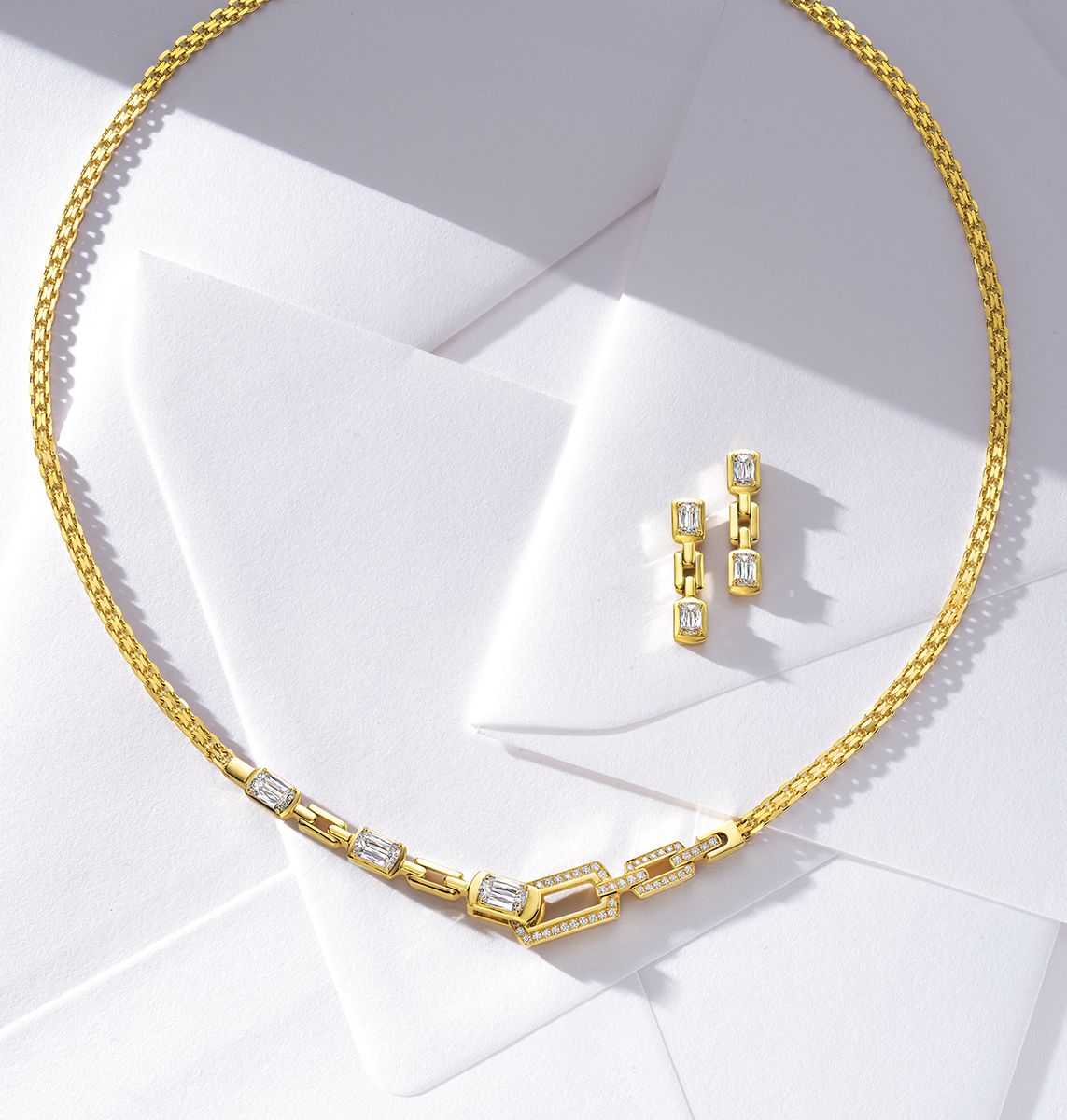 ネックレス(YG×ダイヤモンド) 693万円 ピアス(YG×ダイヤモンド) 220万円/ともに和光