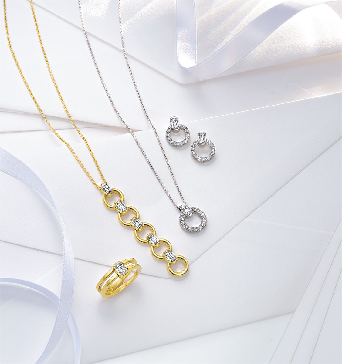 〈上から〉ピアス(Pt×ダイヤモンド)136万4000円 ネックレス(Pt×ダイヤモンド)80万4100円 ネックレス(YG×ダイヤモンド)440万円 リング(YG×ダイヤモンド)97万200円/すべて和光