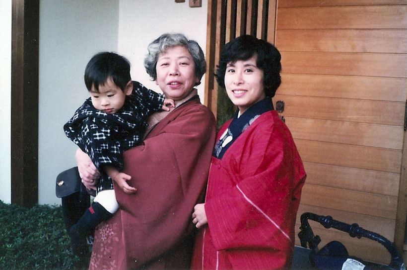 村上家の玄関前にて。左から、きじまりゅうたさん、村上昭子さん、杵島直美さん。