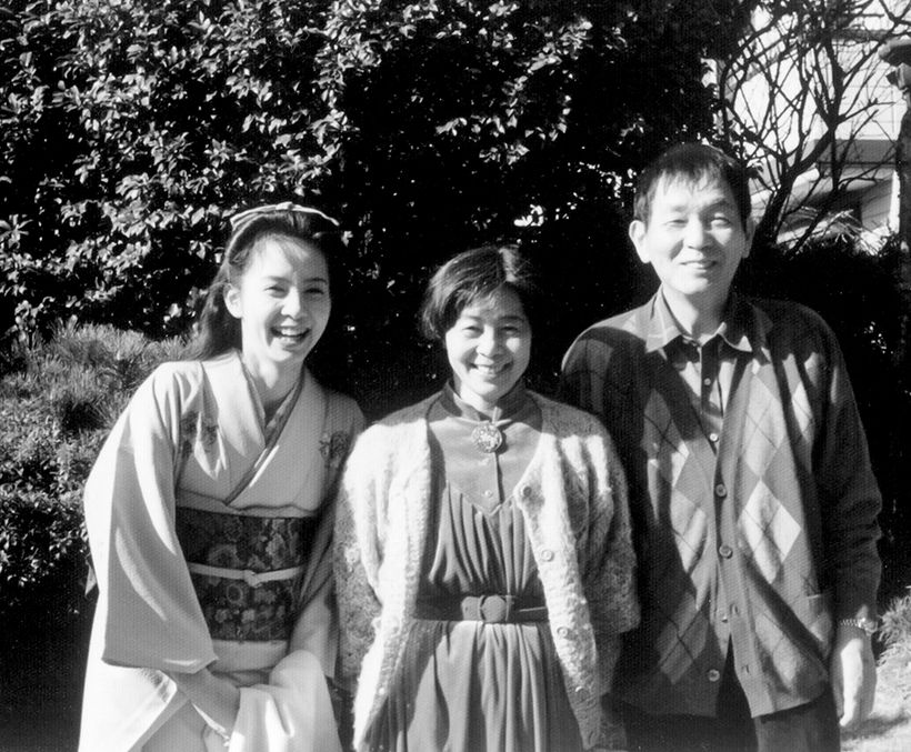 TBSニュース番組のお正月ロケ後に、自宅の庭で両親と（1993～95年頃）。写真提供／渡辺真理さん