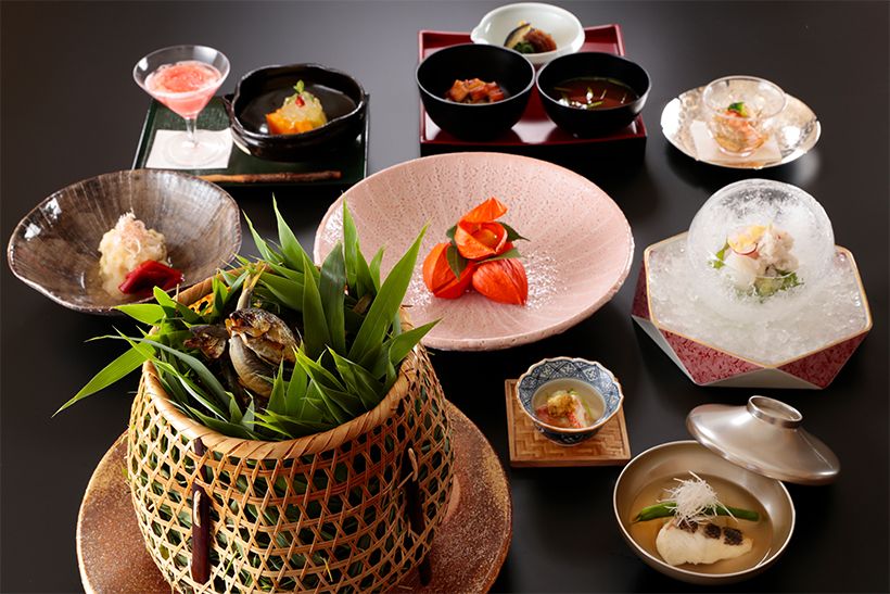 鮎の塩焼き、鱧の落としなど、夏に旬を迎える食材がふんだんに盛り込まれた特別献立が用意される。※写真はイメージです。