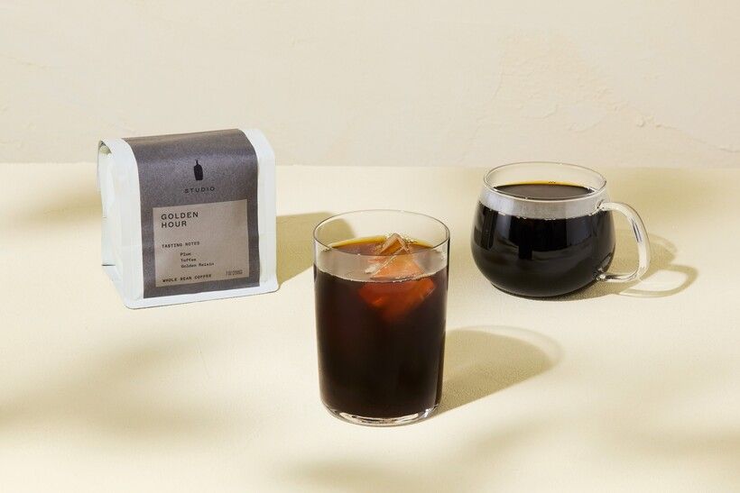 エチオピアとルワンダのナチュラルプロセスコーヒーを使用した「ゴールデンアワーブレンド」。ホットではプラムやグリューワインを思わせる芳醇な香り、アイスではピーチやゴールデンレーズンのような軽やかな風味が広がる。 