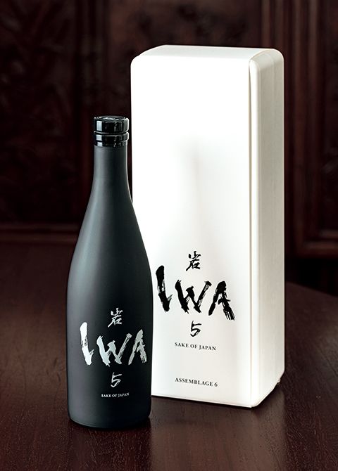 「スタイリッシュなボトルデザインにも惹かれます」とこてらさん。「IWA 5 アッサンブラージュ6」1本（720ml）1万6500円