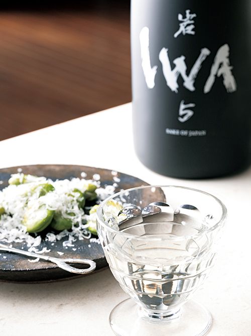 富山県立山町にある日本酒の蔵元「白岩」が手がける、14か月以上にわたって瓶内熟成させた純米大吟醸「IWA 5 アッサンブラージュ6」。銀座・和光アネックスのティーサロンでは、和光オリジナルの人気チョコレート「ショコラ・フレ」とのペアリングが楽しめる。