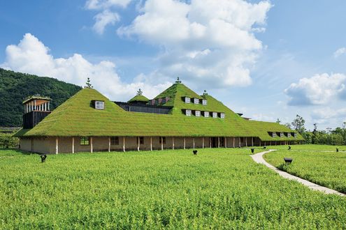藤森建築と田園が織りなす、初夏の理想郷。ラ コリーナ近江八幡