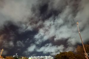街の明かりに染められる夜の雲。どんな雲が色づきやすい？