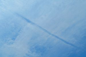 まるで飛行機の道筋。飛行機が通ると雲が消える「消滅飛行機雲」とは