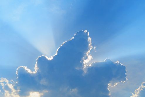 神秘的な空に心奪われる。天に向かって広がる光の仕組みと出合いやすい時間