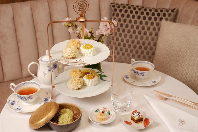 「ニナ コレクション」（6,100円）の全容。季節のウェルカムドリンク、アミューズブーシュ、厳選ペストリー3種または本⽇のアシェットデセール、チョコレート「カメリア」（プチサイズ）、お好みのお飲み物1種。