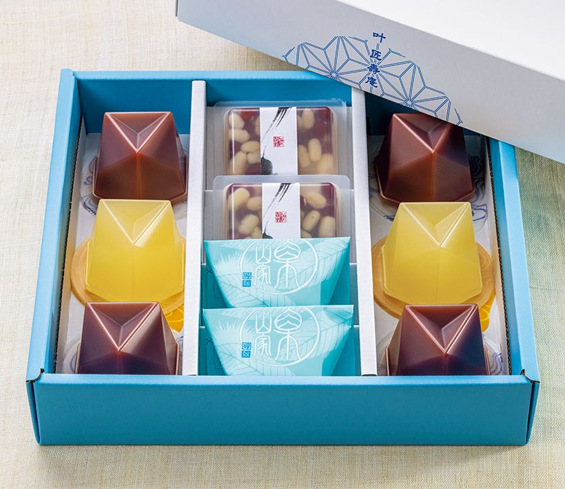 涼を呼ぶ洒落た和菓子は、夏の贈り物にぴったり。冷やしておいしい「水羊羹」「濃果汁（林檎）」「夏の玉露地」「栗山家」を詰め合わせた「夏水羹（S-30）」3240円。ネット販売は8月中旬まで、店頭販売は8月下旬までの予定。